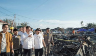 Bupati Rohil Bantu Paket Sembako Kepada Korban Kebakaran di Pujud