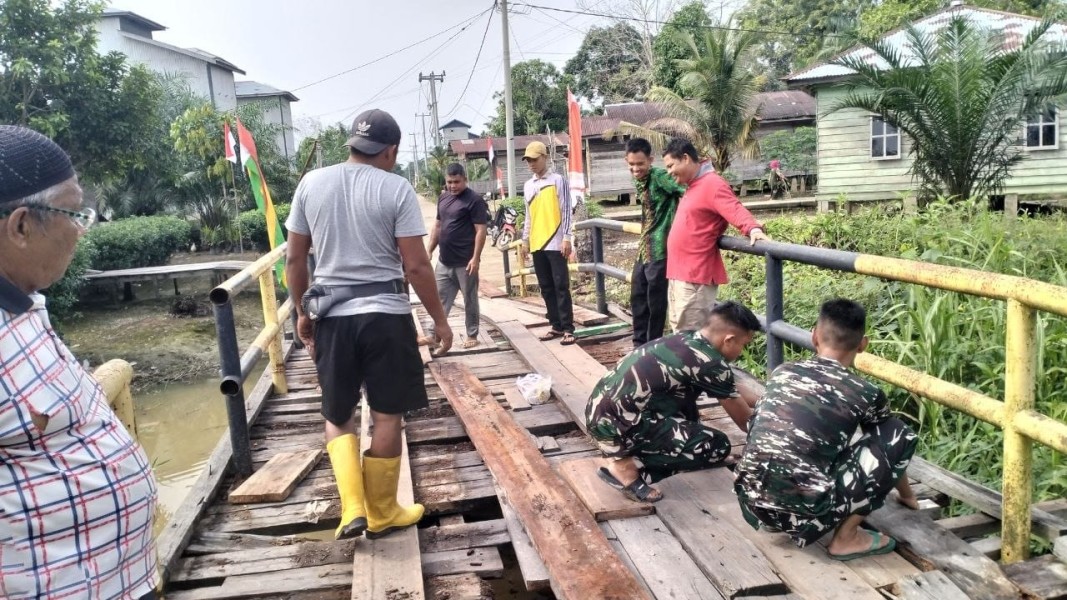 Perkuat Kemanunggalan TNI, Satgas TMMD ke-129 Kodim 0313/KPR dan Warga Goro Perbaiki Jembatan