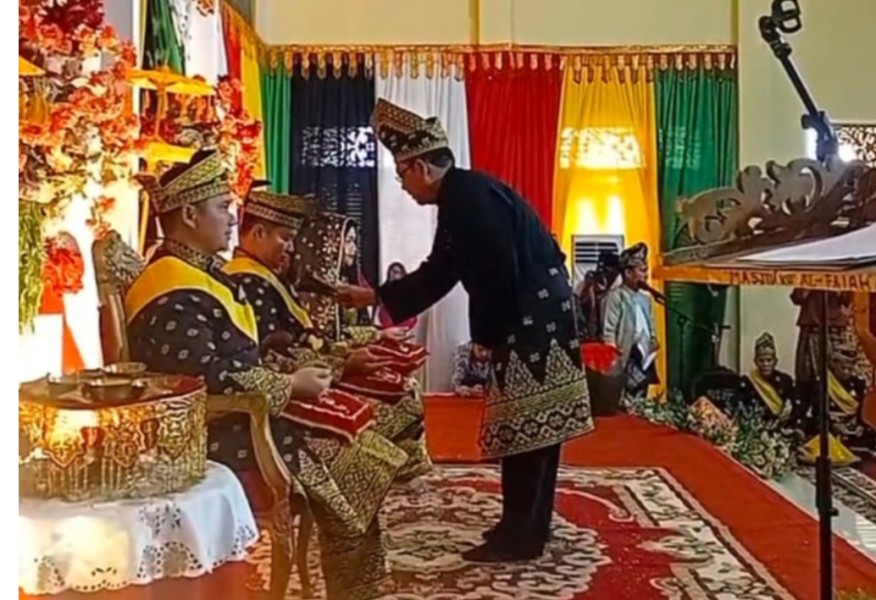 Wabup dan Kapolres Terima Gelar Kehormatan Adat dari LAMR Pelalawan