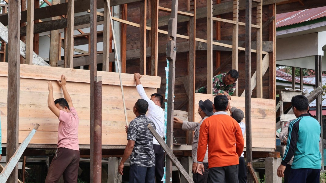 Wujud Kemanunggalan : Satgas TMMD Ke-129 dan Warga Bahu-Membahu Bedah Rumah Ibu Timah
