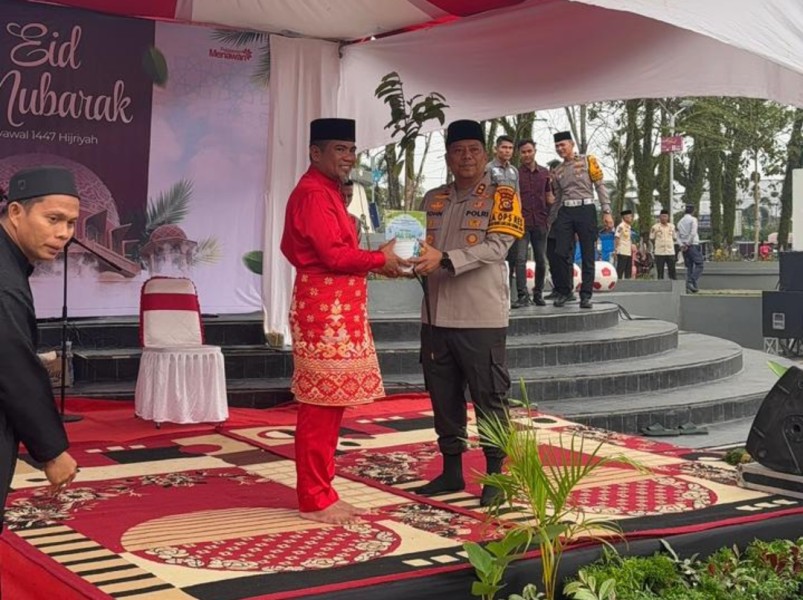 Bupati dan Wabup Sholat Ied di lapangan Mini Soccer Pangkalan Kerinci