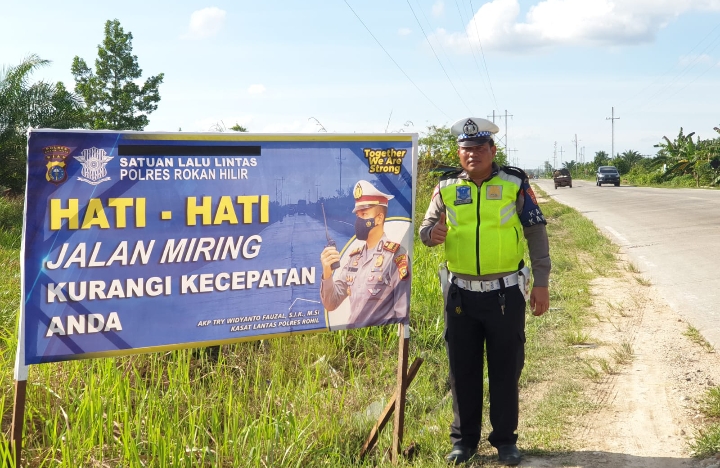 Satlantas Polres Rohil Pasang Spanduk Himbauan Berlalu Lintas