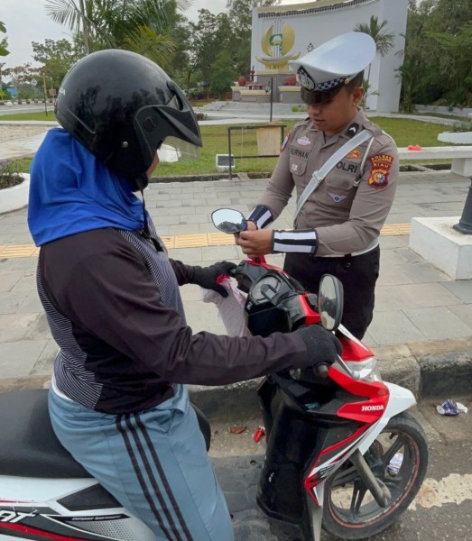 Satlantas Polres Pelalawan Bagikan Bendera Merah Putih Kepada Pengguna Jalan Sambut HUT RI ke-80