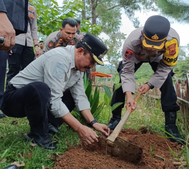 Dalam Rangka Hari Bhayangkara Polres Kerinci ke -78, Pj Bupati Kerinci Asraf Menghadiri Penanaman Pohon