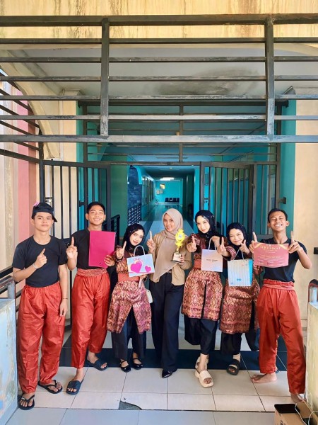 Prestasi Gemilang, Tari SMAN Bernas Juara 1 di Kompetisi UIR