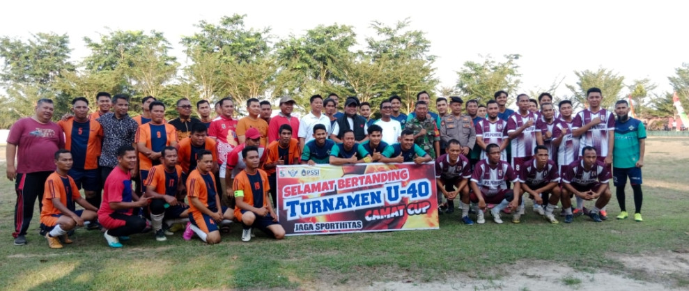 Kick Of Bersama Ketua DPRD, Bupati Pelalawan Buka Turnamen sepak bola U40 Camat Cup