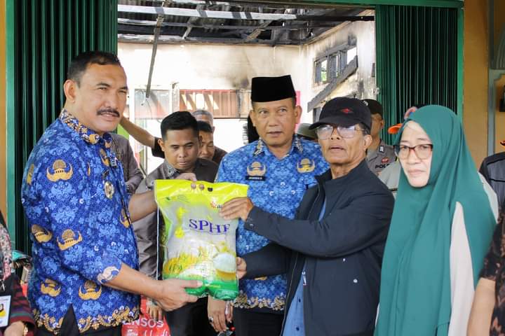 Pj.Bupati Kerinci Asraf Serahkan Bantuan Korban Kebakaran di Desa Air Panas Semurup