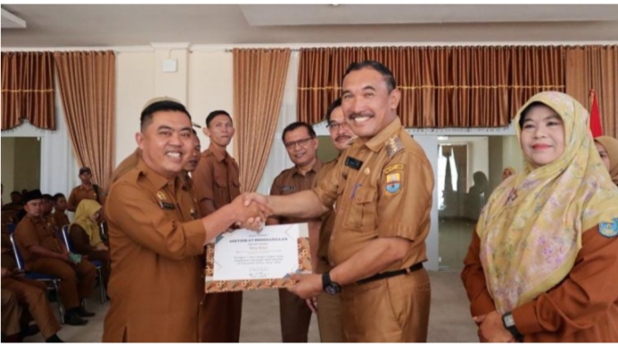 Pj Bupati Asraf Serahkan Piagam ke 10 Desa Penerima Award Hasil Penilaian Inspektorat Kerinci