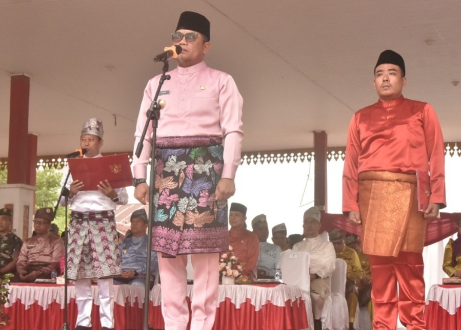 Dilaksanakan di Taman Bola, Bupati Pelalawan jadi Pembina Upacara Peringatan HUT Ke-68 Provinsi Riau
