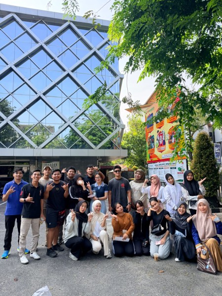 Tak Sekadar Penuhi Tugas Kuliah, Mahasiswa UHTP Latih Mental Bisnis Lewat Penjualan Produk UMKM