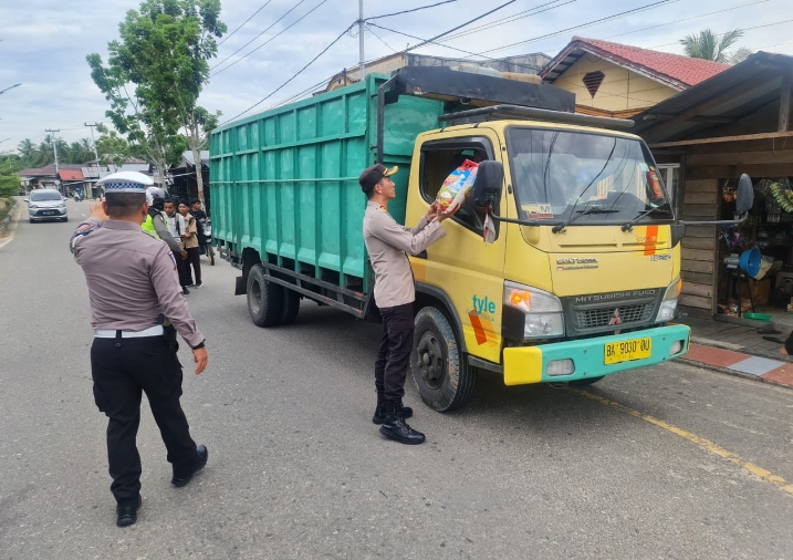 Dampak Kenaikan Harga BBM ,Polres Rohil Bagi Sembako ke Pengemudi Bentor & Truck