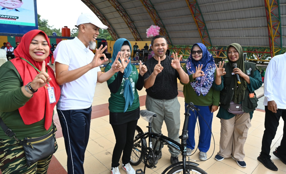 Abdul Wahid Gelar Senam Sehat Bermasa Ribuan Warga Kota Dumai