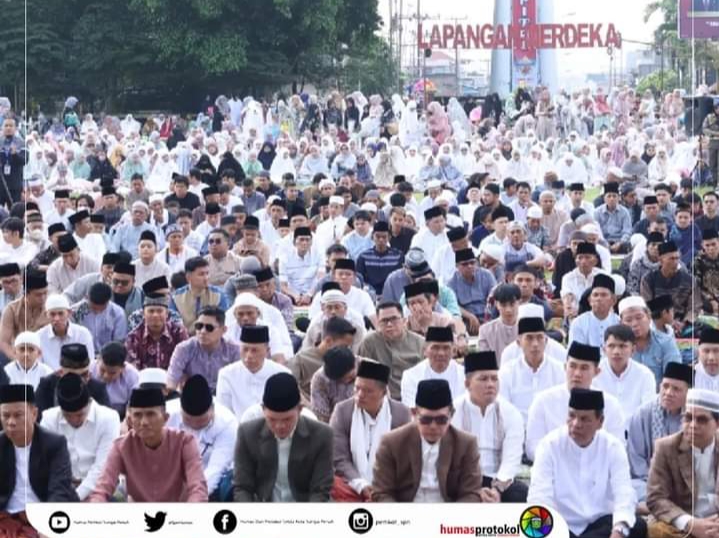 Wako dan Wawako Melaksanakan Shalat Idul Fitri Bersama Warga di Lapangan Merdeka  Kota Sungai Penuh