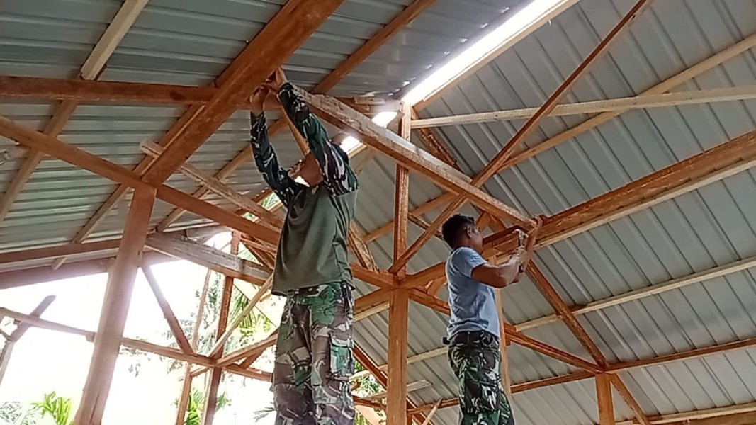Progres Pesat, Rumah Ibu Mulya di TMMD Ke-129 Kini Masuki Tahap Pemasangan Dinding