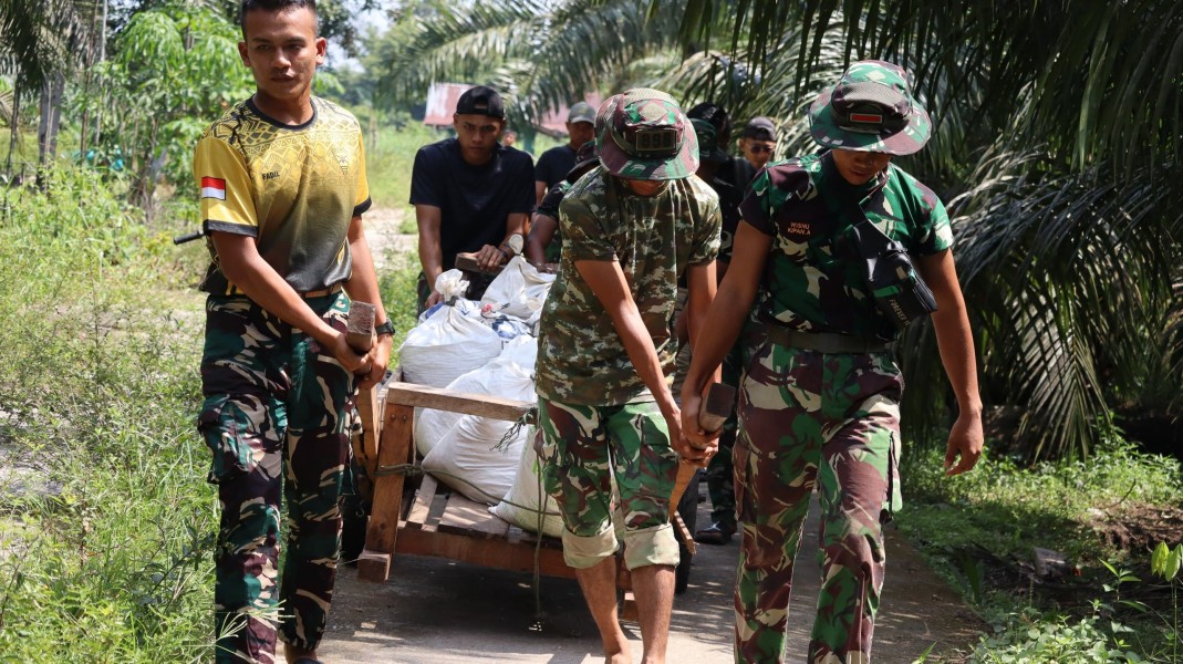 Langsir Material Sejauh 1,5 Km,  Semangat Satgas TMMD ke 129 Kodim 0313/KPR Bangun Rumah Diasan