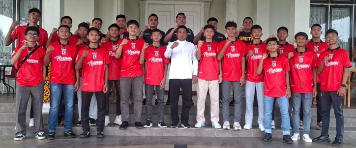 Bupati Zukri Lepas Tim Futsal Pelalawan yang Akan Ikuti kejurda Riau 2026 di Pekanbaru