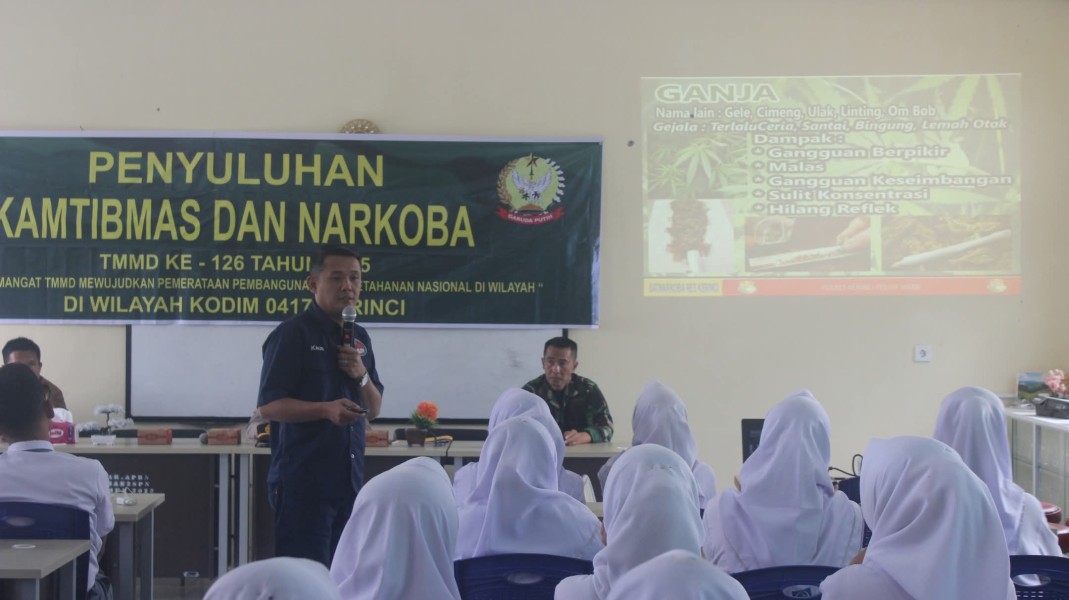 Penyuluhan Kamtibmas dan Bahaya Narkoba Warnai TMMD ke-126 di SMA Negeri 2 Sungai Penuh