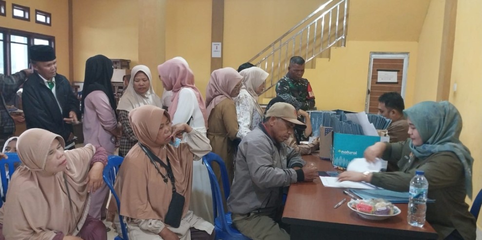 Camat Depati Tujuh Dampingi BPN/ATR Kerinci Serahkan 143 Sertifikat PTSL di Desa Semumu