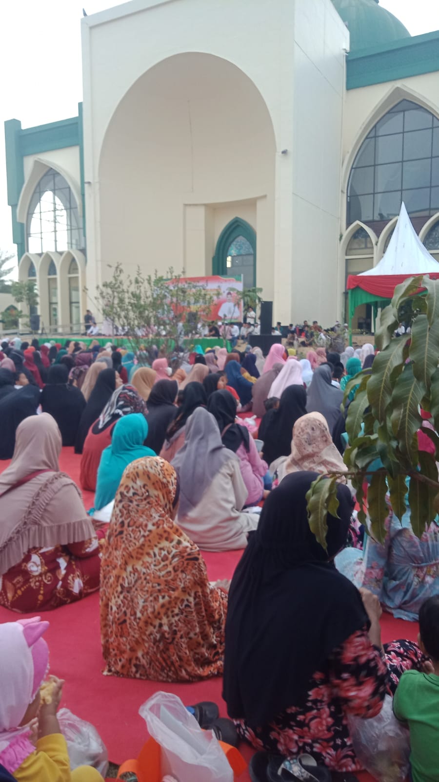Ratusan Masyarakat Ikut Acara Peringatan Nuzulul Qur'an di Masjid Besar Ulul Azmi