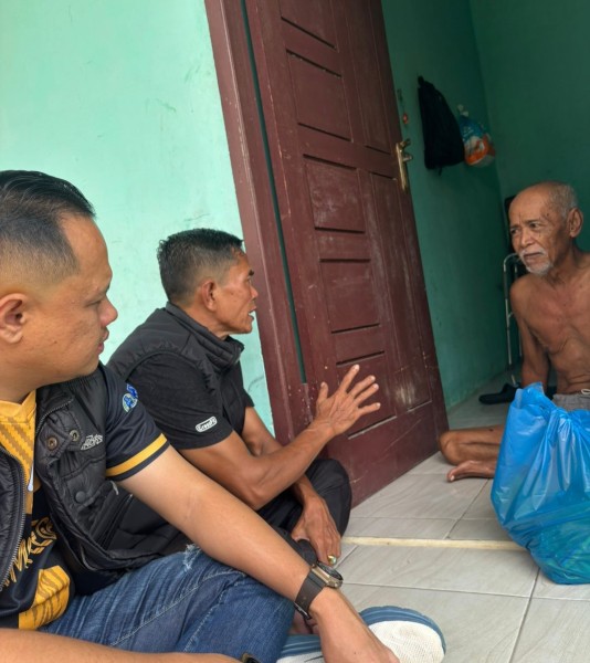 Ketua JMSI dan PPWI Pelalawan Jenguk Rekan Jurnalis yang Tengah Sakit