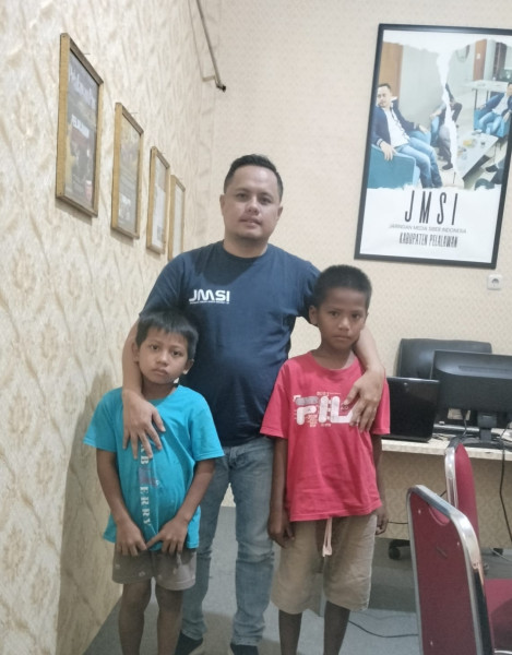 JMSI Pelalawan Gairahkan Semangat Raffy dan Qory Songsong Hari Pertama Sekolah