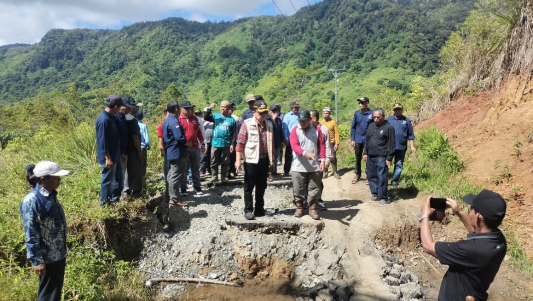 Bersama Tokoh Masyarakat Wako Ahmadi Pantau Jalan RKE Yang Lonsor