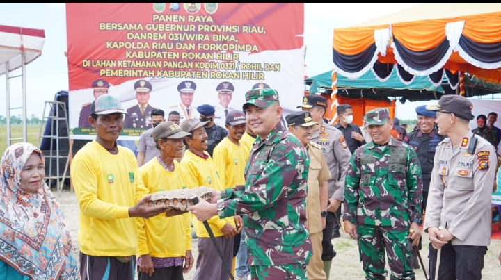 Atasi Kelangkaan Pangan ,Gubri Panen Padi & Tabur Benih Ikan