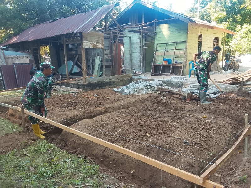 Tangis Bahagia Nyak Ubit Pecah Saat Satgas TMMD Kodim 0102/Pidie Mulai Bangun Rumah Impiannya