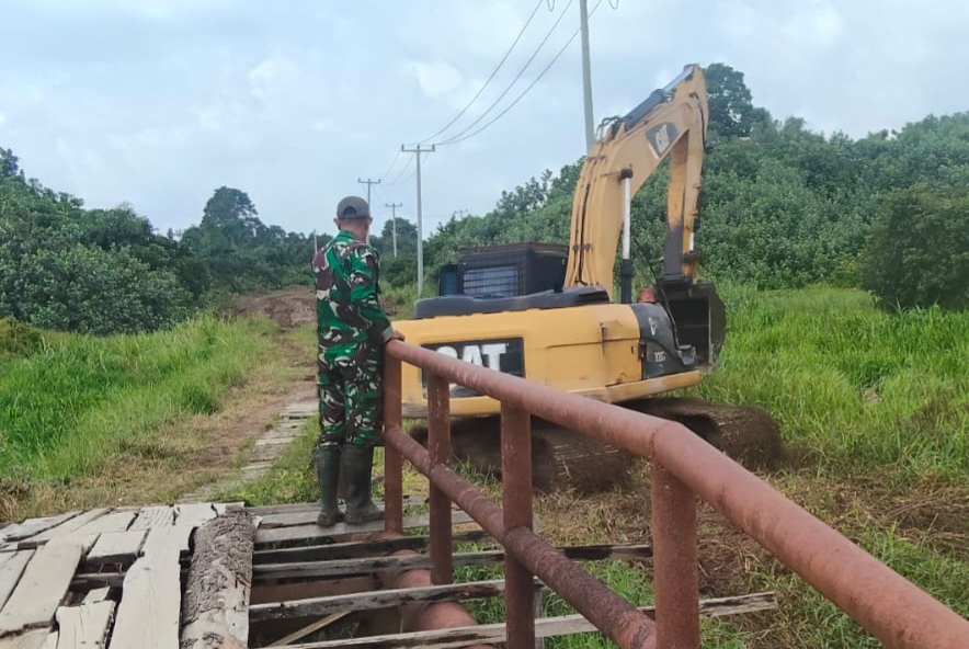 Rancang Tumpuan Gambangan, Satgas TMMD Kodim 0313/KPR Siapkan Perlintasan Alat Berat di Jembatan Tengku Tahal