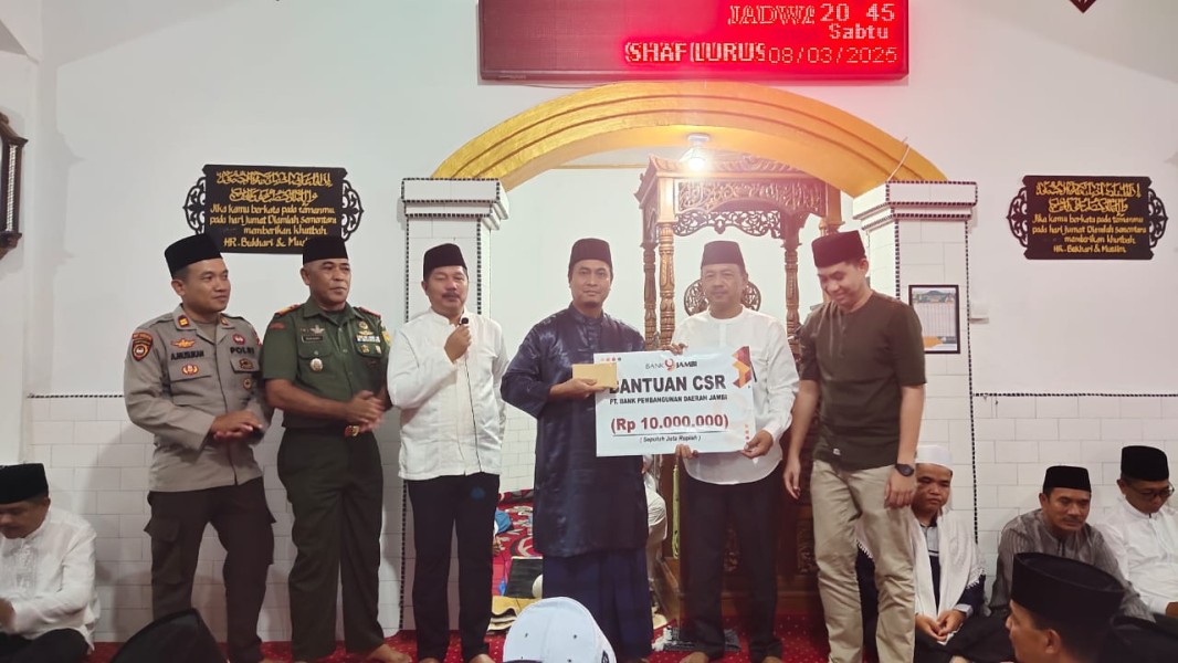 Sapari Ramadan Bupati Kerinci di Mesjid Jihadul Ikhsan Tarutung, Monadi Serahkan 10 juta Dari CST Bank Jambi