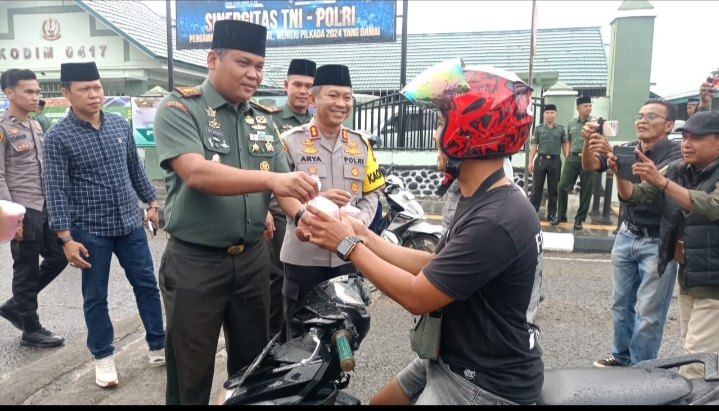 Kodim 0417/Kerinci dan Polres Kerinci Bersinergi Bagikan Takjil Kepada Masyarakat