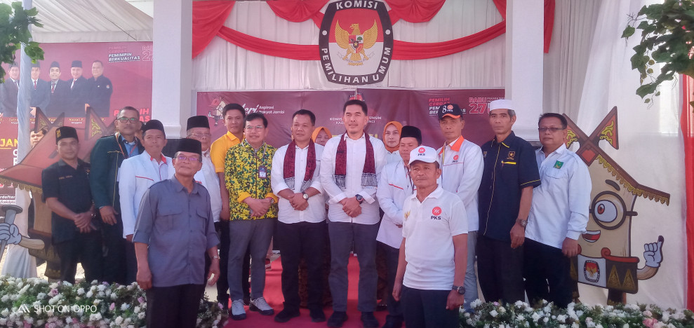 Ribuan Masa Antar Pasangan Deri–Aswanto Calon Bupati Kabupaten Kerinci 2024 Mendaftar Di KPU