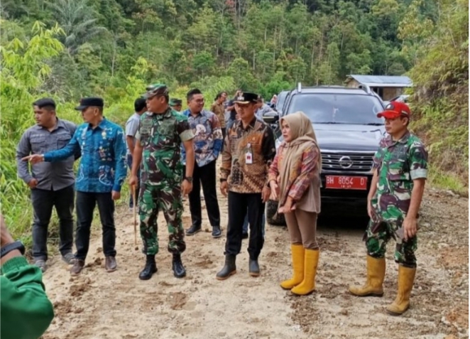 Wabup Murison Bersama Dandim 0417/ Kerinci dan Dinas PUPR Pantau Titik Pelebaran Jalan di Kecamatan AHT