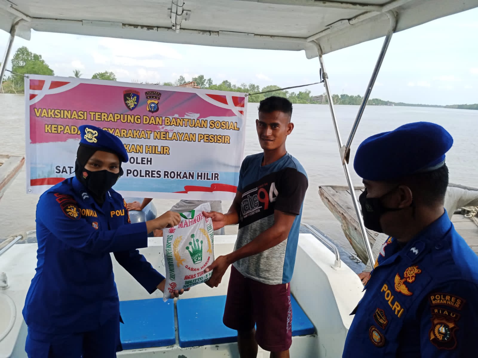 Polairud Polres Rohil Bagi Bansos Ke Nelayan dampak Harga Minyak Naik
