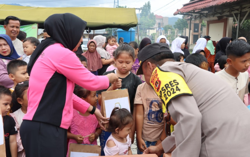 Kapolres Kerinci Didampingi Tim Bayangkari Bagikan Bantuan ke Korban Bencana Banjir