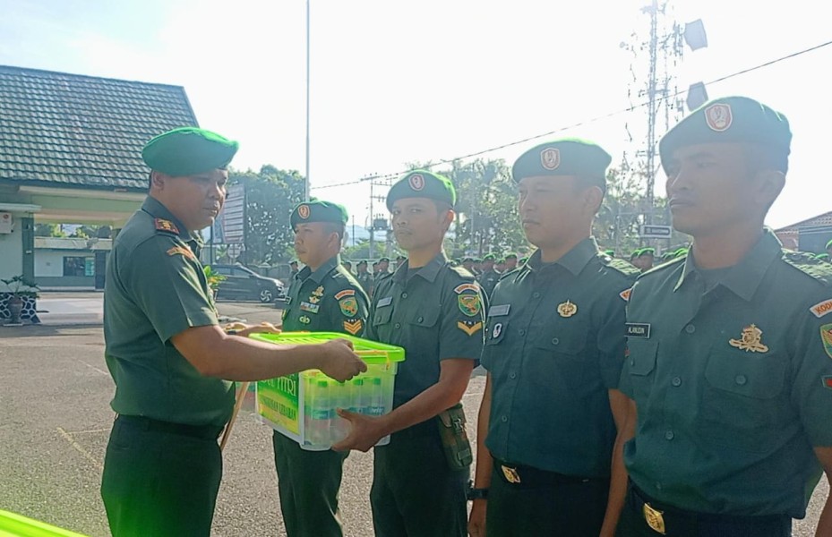 Menjelang Lebaran Dandim 0417/ Kerinci Bagikan Bingkisan Kepada Prajurit dan PNS