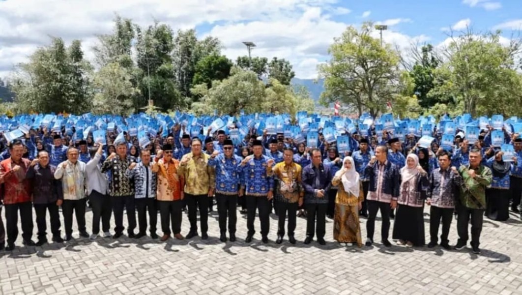 Walikota Sungai Penuh Alfin Serahkan 821 SK Pegawai PPPK
