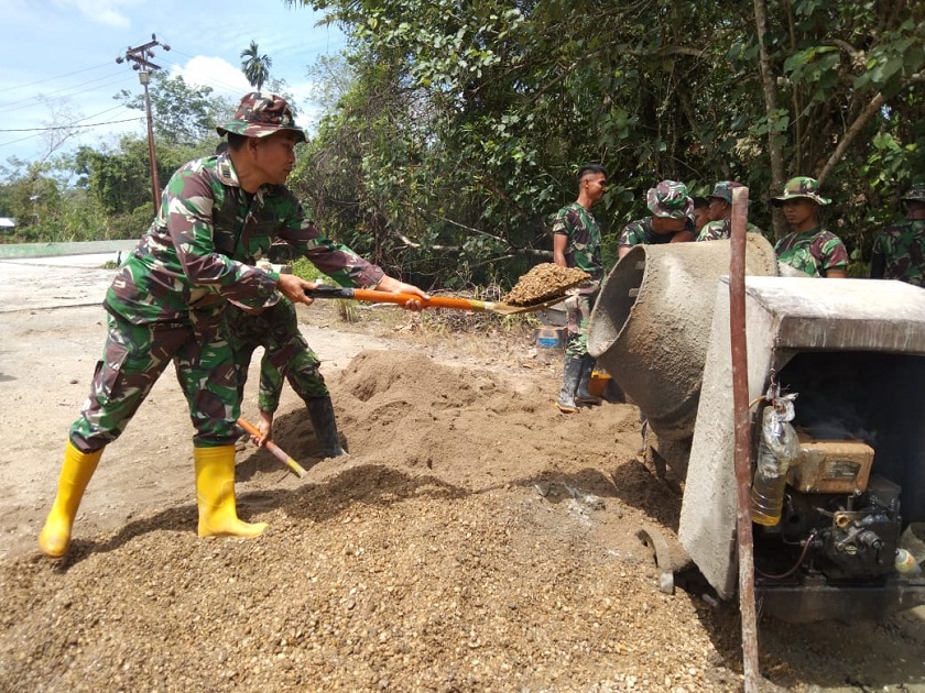 Kejar Target, Satgas TMMD Ke- 115 Kodim 0313/KPR Bersama Warga Terus Geber Semenisasi Jalan