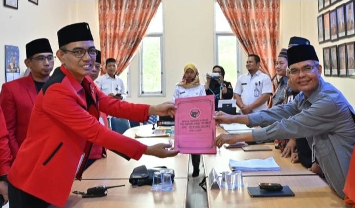 PDI-P Pertama Daftarkan Bacaleg ke KPU Dumai.