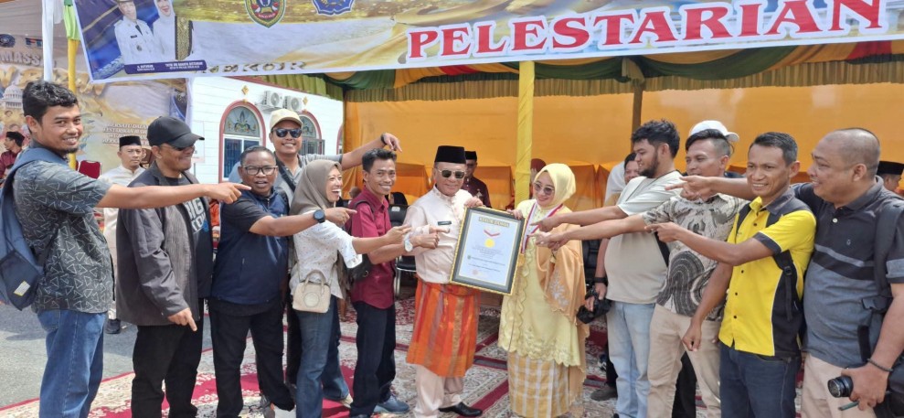 Terima Penghargaan Rekor Muri , Bupati Bistamam Lepaskan Tari Zapin Massal