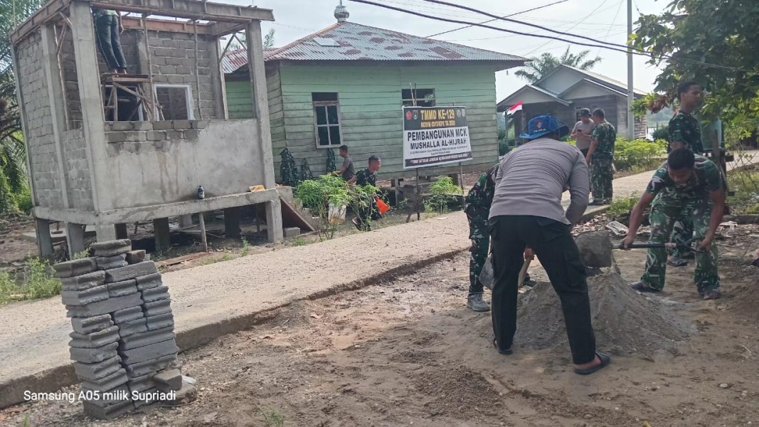 Tutup Jalan Berlubang, Satgas TMMD ke-129 Kodim 0313/KPR Dipacu Hingga Jembatan T. Tahal