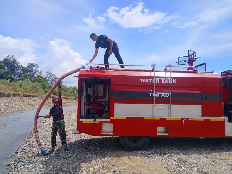 Peduli Kebutuhan Air Bersih, Satgas TMMD Ke-129 Kodim 0102/Pidie Kerahkan Water Tank TNI AD ke Dayah