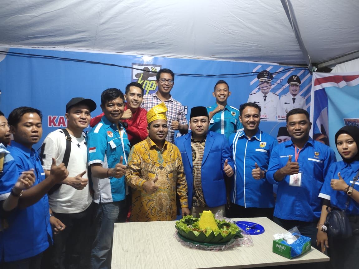 Didampingi Wabup, Ketua DPD KNPI Pelalawan Potong Tumpeng di Hari Jadi Pelalawan Ke-23