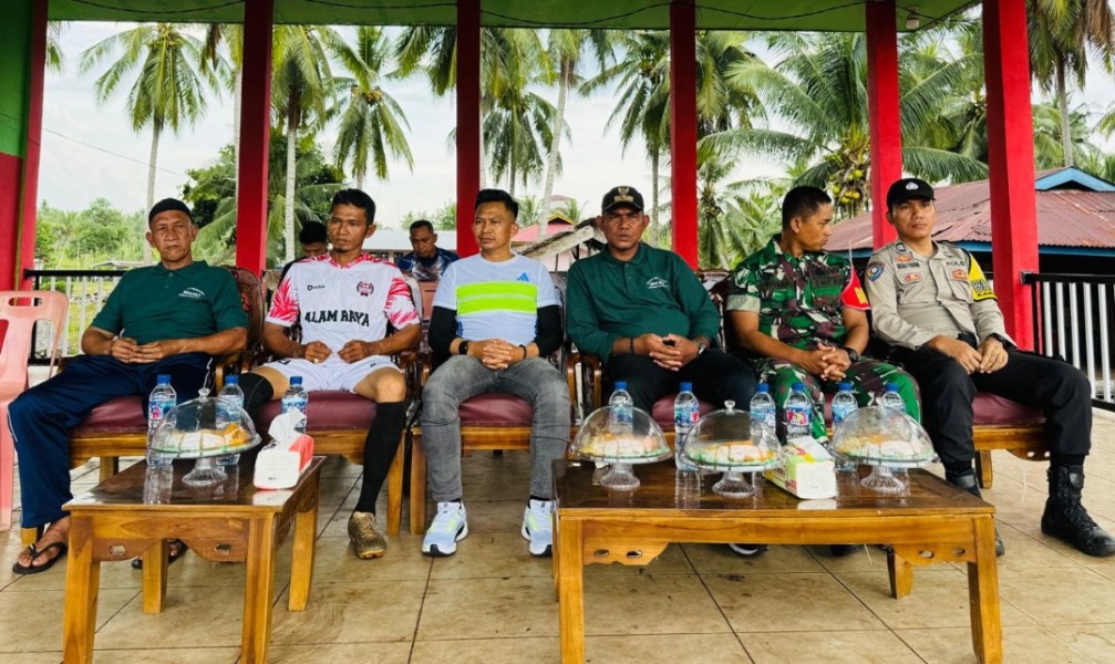 Disambut Ratusan Masyarakat, Dewan Daramen Buka Turnamen Sepak Bola Labuhan Bilik Cup XII 2025