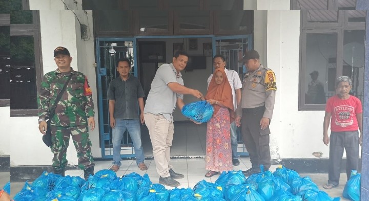 Jumat Barokah PTPN V Sambangi Warga Talang Danto