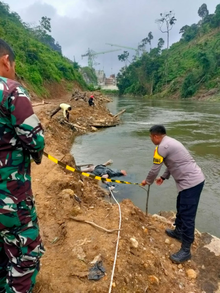 Sorang Mayat Tanpa Identitas Ditemukan Mengapung di Sungai Batang Merangin