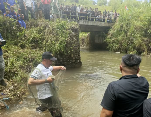 Panen Perdana, Bupati Kerinci Monadi Hadiri Panen Ikan Semah Dilubuk Larangan Desa Pungut Tengah
