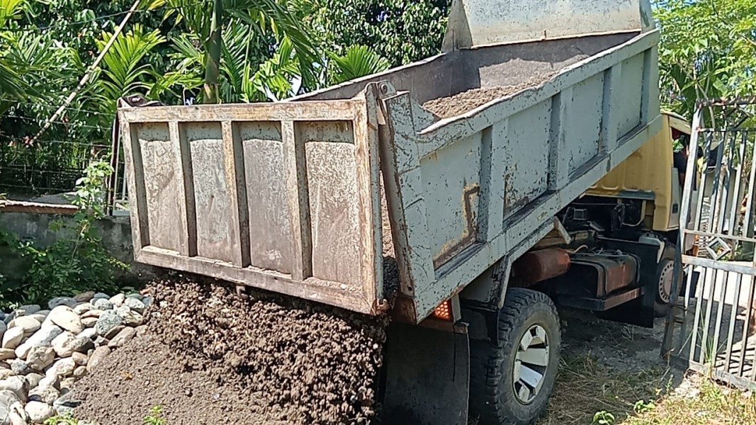 Tak Kenal Lelah, Satgas TMMD ke-129 Dorong Material Pasir Demi Percepat Pembangunan MCK Dayah