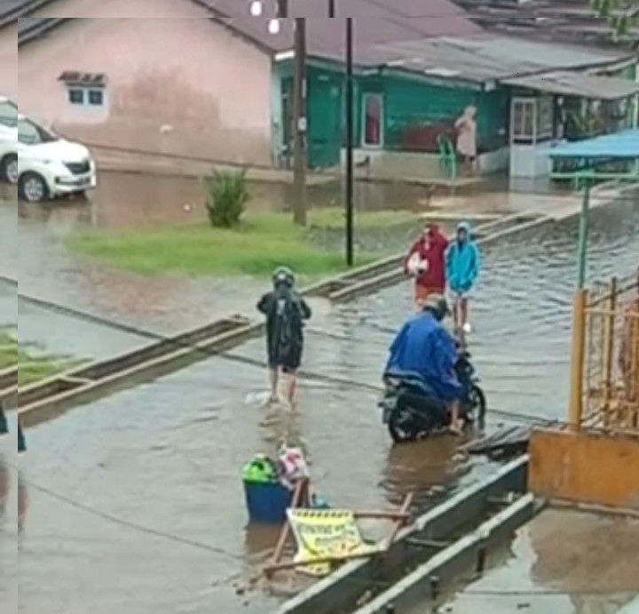 Banjir Rob di Dumai Rendam Pemukiman Warga