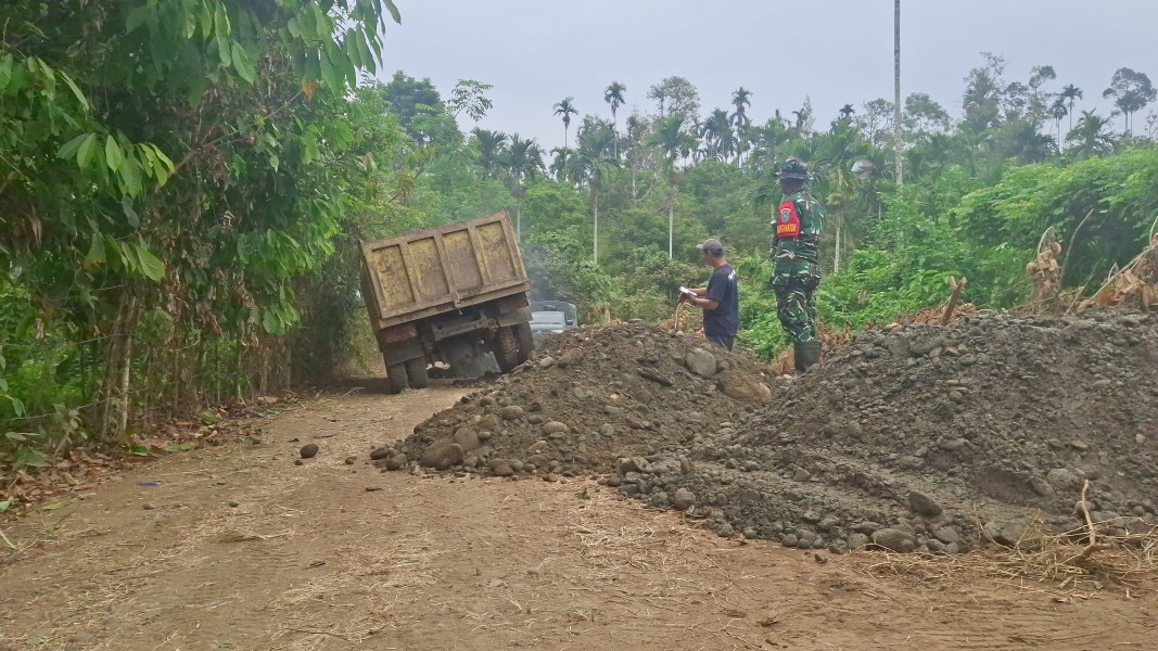 Pasokan Material Terus Mengalir, Satgas TMMD Ke-129 Pacu Pengerasan Jalan di Lhok Panah